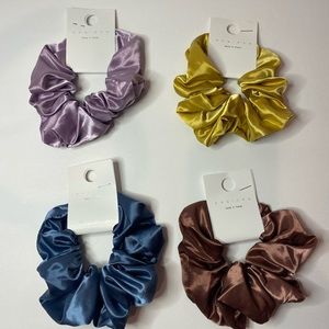 🌻6 for $20🌻 Silk scrunchies!